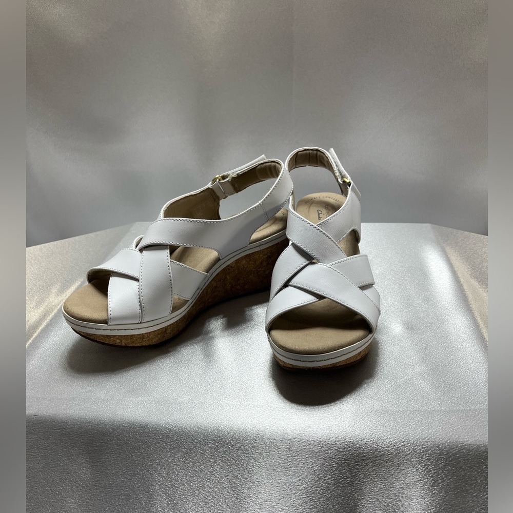Clarks White Wedge Sandals - Size 8 - Picture 2 of 6